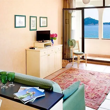 ホテル Monti E Mare アラッシオ