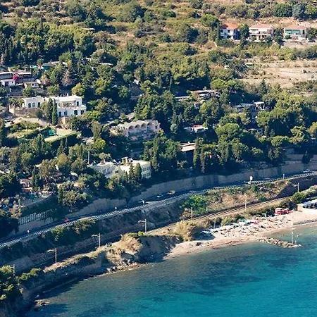 Monti E Mare מלון